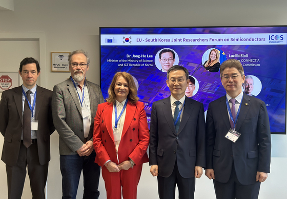 Science Minister Lee Jong-ho, second from right, poses for a photo at the inaugural Korea-European Union joint researchers forum on semiconductors in Belgium on March 25, 2024, in this photo provided by Lee's office. [YONHAP]