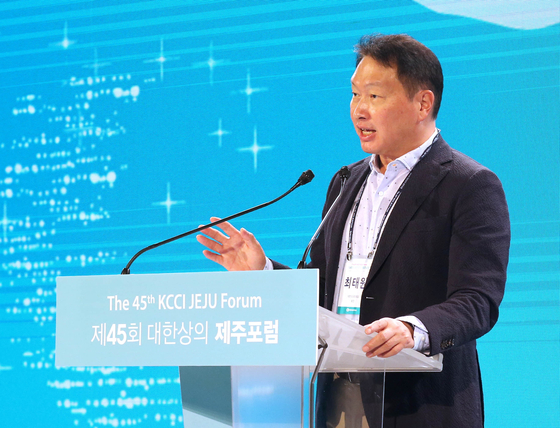 Korea Chamber of Commerce and Industry (KCCI) Chairman Chey Tae-won speaks at the 45th KCCI Jeju Forum held in 2022. [KCCI]