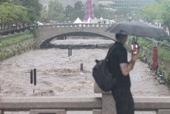 A trail path along the Cheonggye Stream in central Seoul is flooded by rain on Wednesday, a day when heavy rain advisories have been issued. [NEWS1] 