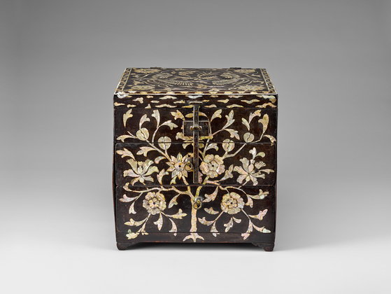 A Korean lacquer comb box from the 18th to 19th century made with a mother-of-pearl inlay [NATIONAL MUSEUM OF KOREA]