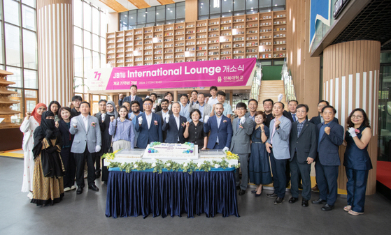 Jeonbuk National University President Yang O-bong, fifth from left in first row, poses for a photo with professors and international students at the opening ceremony for the JBNU International Lounge on Wednesday. [JEONBUK NATIONAL UNIVERSITY]