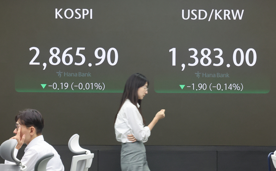 A screen in Hana Bank's trading room in central Seoul shows the Kospi opening on Wednesday. [YONHAP]