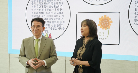 Founder of the Sunfull Foundation Min Byoung-chul, left, and Congresswoman Marissa Magsino of OFW Party List in the Phillippines speak during the Sunfull Street Campaign at Kwangwoon AI High School in Nowon District, northern Seoul, on June 10. [SUNFULL FOUNDATION]