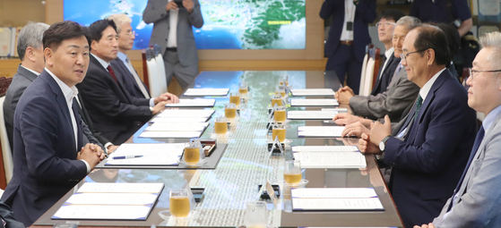 North Jeolla Governor Kim Kwan-young speaks during a meeting with representatives from Jeonbuk National University, Wonkwang University and Wonkwang Health Science University ahead of signing a memorandum on understanding on Tuesday. [NEWS1]