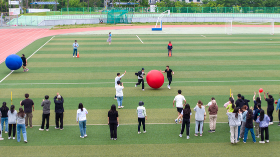 Students play games during a sports day for international students held at Gyeongsang National University in May. [GYEONGSANG NATIONAL UNIVERSITY]