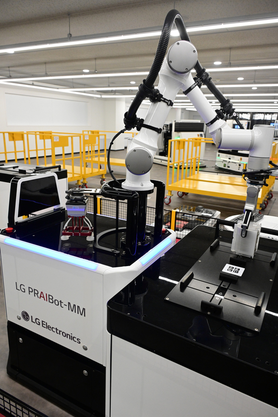 An autonomous multi-joint vertical robot developed by LG Electronics’ Production engineering Research Institute performs the process of supplying semiconductor wafers. [LG ELECTRONICS]