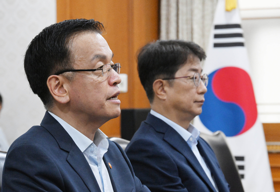 Finance Minister Choi Sang-mok, left, speaks during a ministerial meeting on the real estate market held at the government complex in central Seoul on Thursday, with Land Minister Park Sang-woo in attendance. [MINISTRY OF ECONOMY AND FINANCE]
