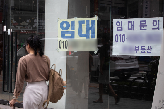 Lease notices are posted to empty store spaces in downtown Seoul on Monday. [NEWS1]