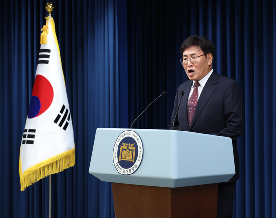 Yoo Sang-im, a materials engineering professor at Seoul National University, speaks during a briefing at the presidential office as he is named the new ICT minister on Thursday. [NEWS1]