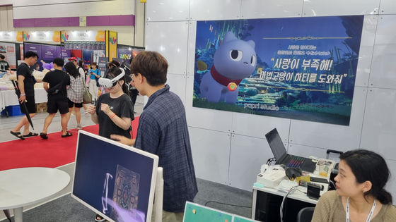 A visitor tries out the VR dating service developed by Papri Studio at the Character Licensing Fair 2024, held at Coex, southern Seoul, on July 18. [YOON SO-YEON]