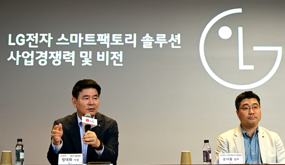 LG Electronics Executive Vice President Jeong Dae-hwa, left, and Song Shi-yong, head of the smart factory business division, answer questions from press about the company's new business at the LG Digital Park Complex in Pyeongtaek, Gyeonggi, on Thursday. [LG ELECTRONICS]