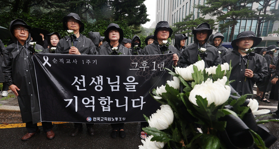 Bereaved families of teachers who died by suicide and members of the Korean Teachers and Education Workers Union (KTU) hold a press conference and call for another investigation into the death of a teacher in front of the Seocho Police Station in southern Seoul on Thursday. [NEWS1]