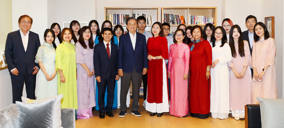 Chairman of JoongAng Holdings and the Korea Peace Foundation Hong Seok-hyun, center, poses for a photo with a student delegation from the Diplomatic Academy of Vietnam at the HSBC Building in Jung District, central Seoul, on Wednesday. [KIM HYUN-DONG]