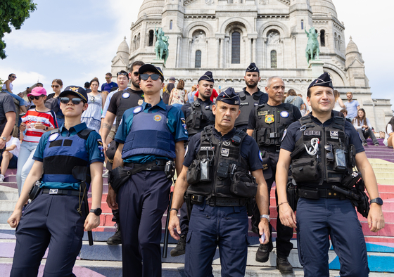 Korean, Brazilian and French police officers patrol the streets of Paris on Thursday as part of a joint international operation to support the 2024 Paris Olympics.  [NEWS1]
