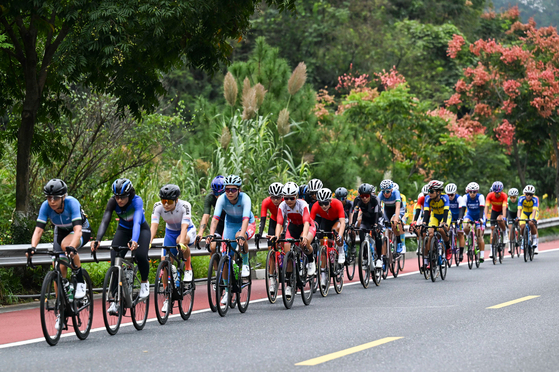 Athletes compete in the women's road race at the Hangzhou Asian Games in Zhejiang Province, China on Oct. 4, 2023. [XINHUA/YONHAP]