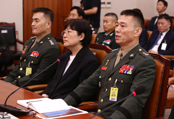 Lim Seong-geun, far right, the Marine Corps 1st Division commander at the time of the death of a young Marine, attends a parliamentary hearing on Friday. [NEWS1]