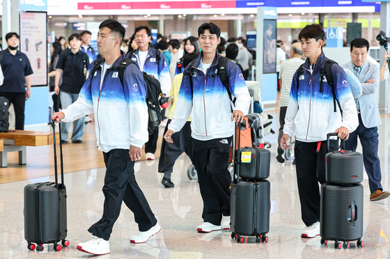 Members of the Korean men's national archery team Kim Woo-jin, left, Lee Woo-seok and Kim Je-deok depart from Incheon International Airport in Incheon on Tuesday. [YONHAP]