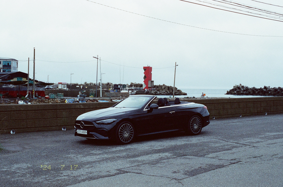 The Mercedes-Benz CLE 200 Cabriolet with its roof down in Busan. [CHO YONG-JUN]