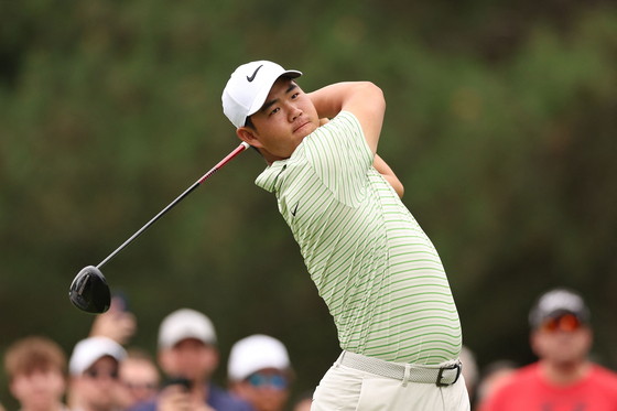 Tom Kim plays his shot from the fourth tee during the second round of the Rocket Mortgage Classic at Detroit Golf Club on June 28 in Detroit, Michigan. [AFP/YONHAP]
