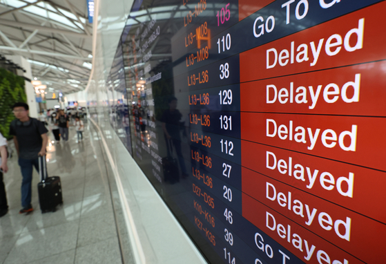 A monitor at Incheon International Airport shows flights delayed on Sunday. While Korean low-cost airlines affected by a massive global software outage had completely restored services as of Saturday, international flights from some foreign carriers continued to experience delays and cancelations through Sunday. [NEWS1]