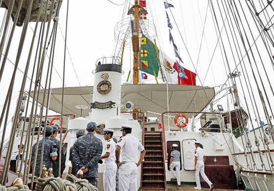 Crew members and cadets of the Mexican Navy's training ship Cuauhtemoc are seen meeting with members of the Korean Navy aboard the ship docked at Incheon Port's Pier 1 on Friday. [PARK SANG-MOON]