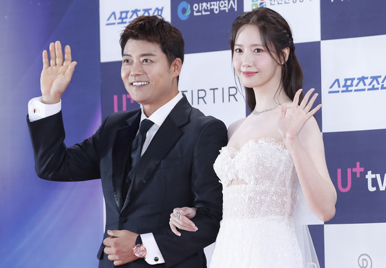 Hosts of the third Blue Dragon Series Awards, entertainer Jun Hyun-moo, left, and singer-and-actor Lim Yoon-a, pose for photos at the Paradise City hotel in Incheon on July 19. [NEWS1]
