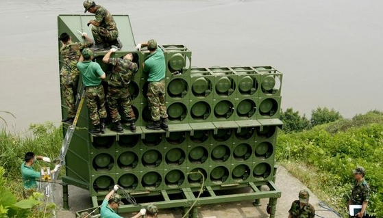 Loudspeakers being taken down at a western frontline unit in June 2004. [YONHAP]