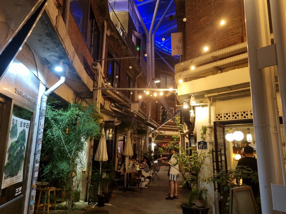 Shin Heung Art Market area has narrow streets, vintage style stores and cafes popping up around the corner. [KIM DONG-EUN]