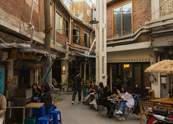 Shin Heung Art Market in Yongsan District, central Seoul, is home to individual stores, restaurants and bars attracting young Koreans with retro-vintage vibes. [SEOUL TOURISM ORGANIZATION]
