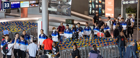 The South Korean main delegation for the Paris Olympics passes the baggage claim area at Paris Charles de Gaulle Airport in France on Saturday evening, ahead of the Summer Games. [NEWS1]