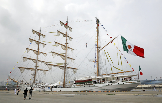 The Cuauhtemoc, a training ship of the Mexican Navy, is seen docking at Incheon Port's Pier 1 on Friday. [PARK SANG-MOON]