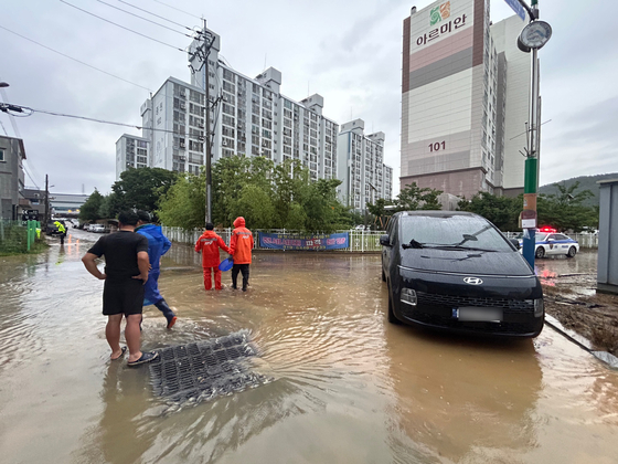 Firefighters work to remove water from a flooded road in Yeongam, South Jeolla, on Sunday. [YEONGAM FIRE STATION]
