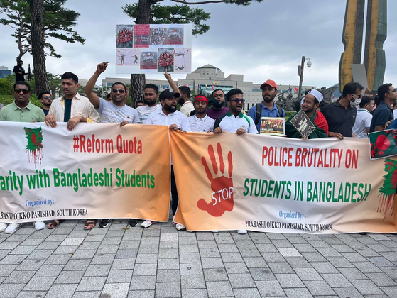 The Bangladeshi community in Korea protest in front of the presidential office in central Seoul against the violence faced by Bangladeshi students in their home country on Sunday. [PRABASHI OIKKO PARISHAD]