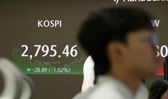 A screen in Hana Bank's trading room in central Seoul shows the Kospi closing at 2,795.46 points on Friday. [NEWS1]