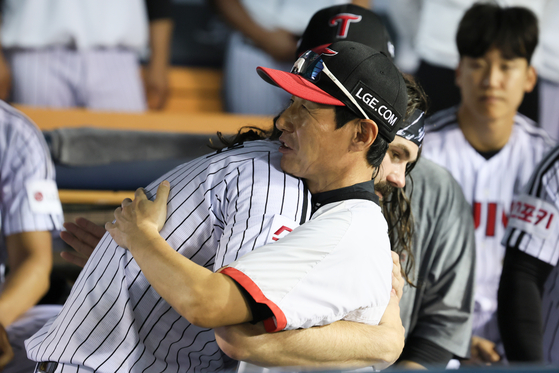 Casey Kelly embraces LG Twins manager Youm Kyoung-youb at Jamsil Baseball Stadium on Saturday. [YONHAP]