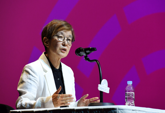 The National Theater Company of Korea's newly appointed artistic director Park Jung-hee speaks during a press conference at the Myeongdong Theater in Jung District, central Seoul, on July 16, announcing her plans during her three-year term. [NATIONAL THEATER COMPANY OF KOREA]