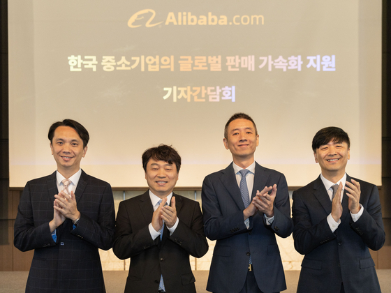 Head of Alibaba.com Marco Yang, first from left, and Andrew Zheng, the vice president of Alibaba.com pose for a photo during a press conference in Jongno District, central Seoul, on Monday. The company will launch South Korea Pavilion, a website dedicated to marketing products by Korean sellers to help them reach enterprise clients abroad. [ALIBABA.COM] 