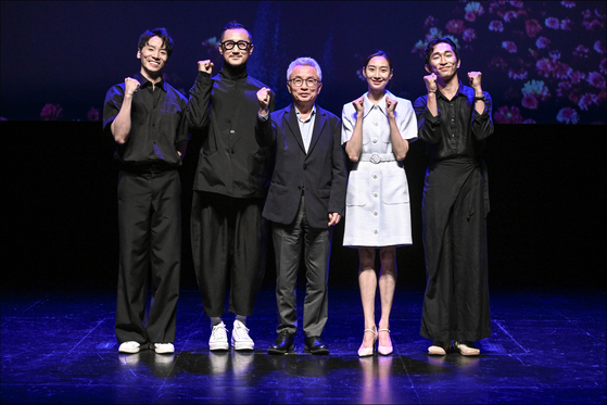The cast and crew for the upcoming ballet performance of "A Midsummer Night's Dream" pose during a press conference at the Sejong Center for the Performing Arts in Jongno District, central Seoul, on Monday. From left: dancer Liang Shih-huai, choreographer Joo Jae-man, Sejong Center for the Performing Arts CEO Ahn Ho-sang and dancers Won Jin-ho and Lee Seung-yong [SEJONG CENTER FOR THE PERFORMING ARTS]
