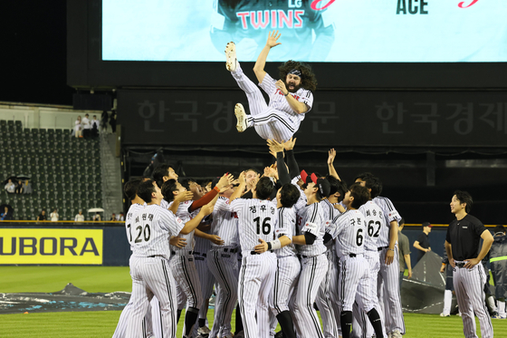 The LG Twins toss their departing ace Casey Kelly after a rained-out game against the Doosan Bears at Jamsil Baseball Stadium in southern Seoul on Saturday. [YONHAP]