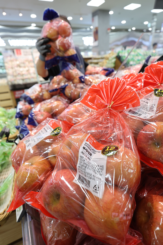 Apples are displayed at a discount mart in Seoul on Monday. [YONHAP]