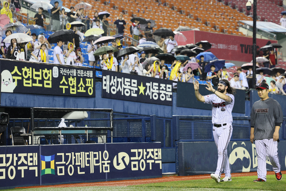 Casey Kelly waves to the crowd at Jamsil Baseball Stadium in southern Seoul on Saturday. [YONHAP]