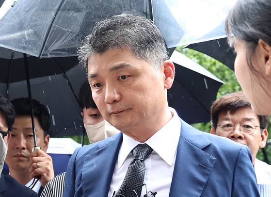Kakao founder Kim Beom-su attends a court hearing on Monday. [NEWS1]