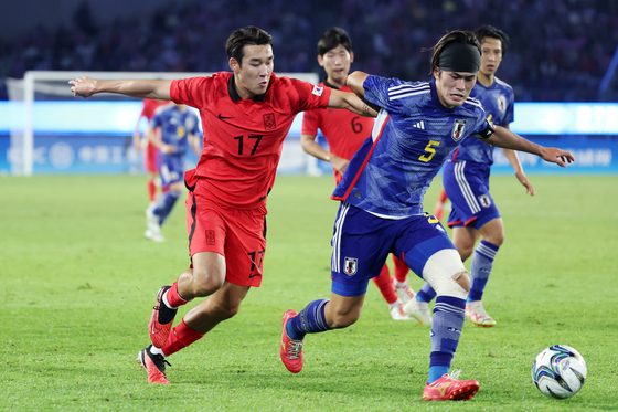 Korea's Song Min-kyu, left, vies for the ball during the final of the men's football tournament at the Hangzhou Asian Games in Hangzhou, China on Oct. 8, 2023. [NEWS1] 