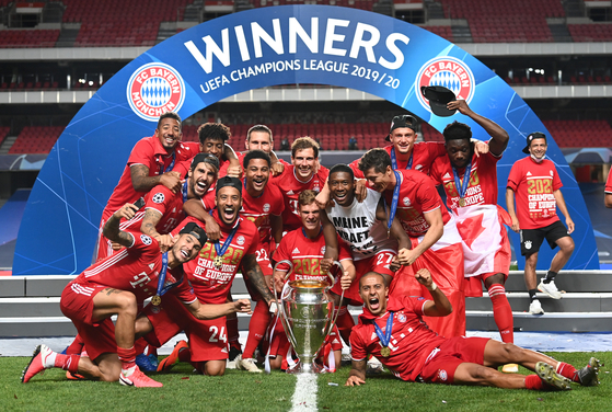 Bayern Munich celebrate with the Champions League trophy following their victory over Paris Saint-Germain in the final in Lisbon, Portugal on Aug. 23, 2020. [XINHUA/YONHAP] 