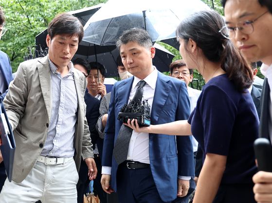 Kakao founder Kim Beom-su attends interrogation by the Seoul court on Monday. [NEWS1]
