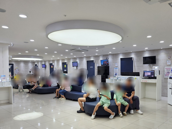 Dozens of pediatric patients wait for their turn to see a doctor in a waiting area in a children's hospital in Gimpo, Gyeonggi, on July 12. [NAM SOO-HYOUN]