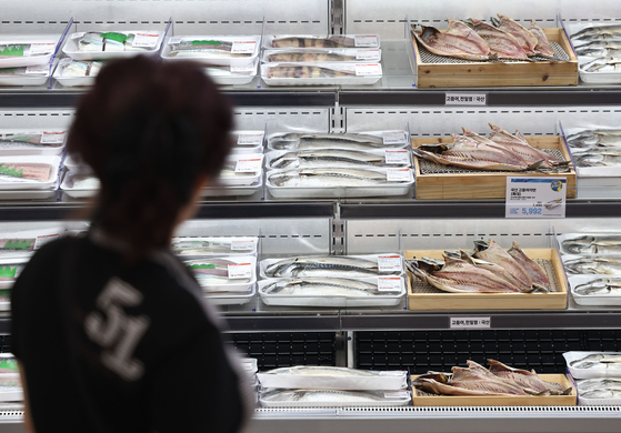 Mackerel is displayed at a supermarket in Seoul on Tuesday. The price of mackerel dropped 39.7 percent in June, according to preliminary data from the Bank of Korea. [YONHAP]