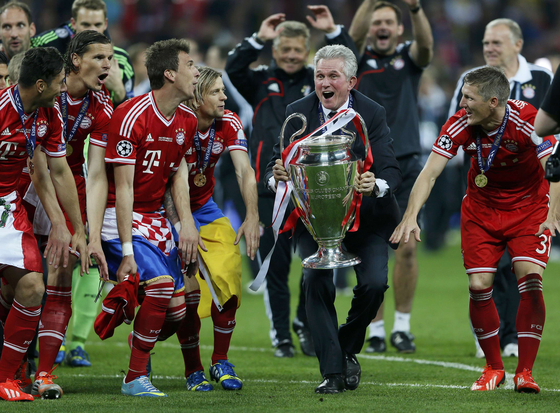 Bayern Munich manager Jupp Heynckes celebrates with the Champions League trophy after beating Borussia Dortmund in the 2012-13 final at Wembley Stadium in London on May 25, 2013. [REUTERS/YONHAP] 