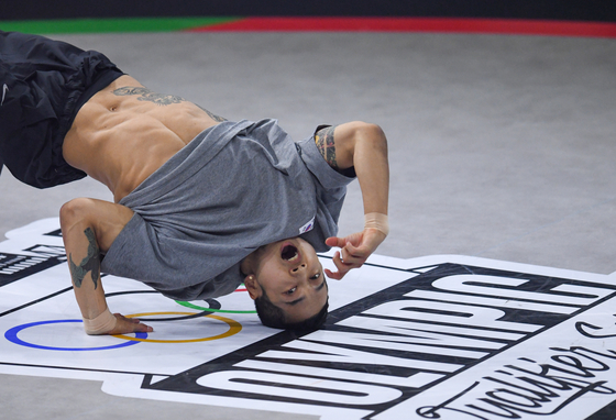 Kim Hong-yul, better known as Hong 10, competes during the B-boy round robin at the Olympic Qualifier Series in Budapest, Hungary, on June 23. [XINHUA/YONHAP]