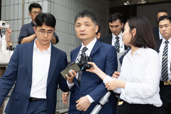 Kakao founder Kim Beom-su walks out of the Seoul Southern District Court on Monday after a hearing. [YONHAP]